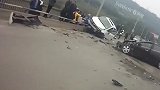 重庆一轿车刮擦逃逸 突然“空翻”砸向来车险坠桥