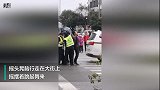 广西贺州光明大道路口发生多车相撞 撞人司机下车后还抽烟跳舞