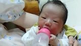 刚出生3天的小宝宝，居然会自己抱着奶瓶喝奶，感觉好厉害的样子