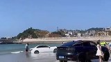 司机师傅把车开水里了！