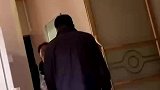 爸爸乱给妈妈取外号，惨遭铁铲攻击！