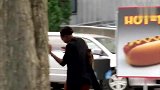 国外恶搞，蒸锅里有人在做热狗，吓路人一跳