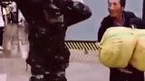 看到这一幕，你愿意为中国军人点赞吗？