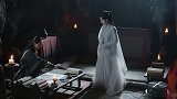 太子批阅奏折也不忘浪漫，让女孩摆好姿势，为女孩画丹青