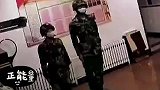 哨兵执勤站岗两个小时不动如山，下哨时的画面，让人十分心疼！