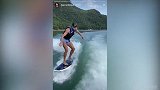 乘风破浪的哥哥！巴萨放假一天皮克潇洒冲浪 结果还是掉水里了