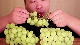小哥哥吃葡萄这么生猛，直接啃着吃，想吃
