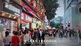 杨梓鑫去重庆的好吃街买了好多吃的，还跟铜人说悄悄话