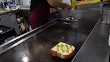 韩国的街边美食：煎蛋培根双层芝士吐司