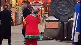 现在这个年代，看到媒婆不容易，真是太搞笑了！