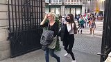 国外男子一身植物装束恶搞路人，过往行人被吓的不轻