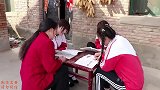 小美邀请姐妹俩穿汉服拍照，没想欢欢太胖找不到汉服穿！
