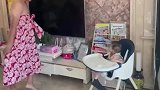 为了不让孩子打扰妻子午休，老公穿裙子跳天鹅舞哄孩子