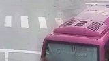 雨天司机因操作不当，客车180度漂移猛撞花坛