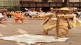 街头艺术家，它是怎么坐的