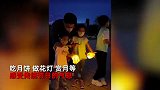 郭晶晶中秋晒全家福，与霍启刚带娃赏月，两个女儿穿旗袍颜值颇高