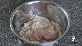 榨菜炒肥肠的做法，香气四溢超下饭，连吃一个星期都不够