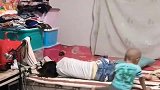 妈妈太累了，儿子就依偎在妈妈身旁睡下，真温馨！