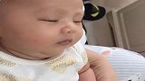趁宝宝睡觉给他剃个头，醒来就这表情，可能是有点不服！