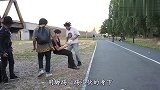 老外发明“隐身椅”，当街坐在空气上，过往路人看得目瞪口呆！