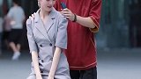 这个小哥哥怕是回去要跪键盘了吧，以后出门要看好自己的女朋友呀