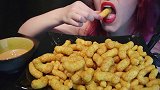 猜猜小姐姐吃的是什么呢咀嚼音听起来异常酥脆呀
