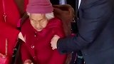 107岁老母亲参加婚宴给84岁女儿捎喜糖吃
