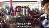 男子拿出传家宝，专家用光一照，忙问：你祖上是谁