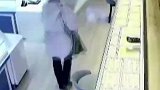 男子手持灭火器抢劫金店，店员纷纷被吓跑竟劫走40万黄金