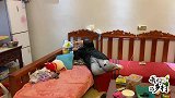 婆媳俩在家比赛斗鸡，婆婆上去一脚把儿媳踢倒在地，儿媳：你耍赖