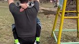 老公带女儿做游戏，这都能有危险系数