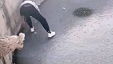 男子趁许愿池结冰下去捡钱