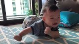 妈妈逗可爱的小宝宝玩，宝宝开心的都要在床上起飞了