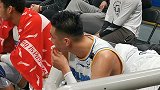 翟晓川硬汉时刻！嘴部出血下场简单止血后立即回到场上