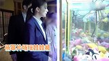 杨幂玩心大发抓娃娃，技术不佳屡次失败，气到骂机器：它特别鸡贼