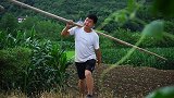 两兄弟帮着父亲盖厨房，全程信心满满，经验十足，配合的好默契