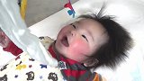 3个月的小宝宝，红扑扑的脸蛋，炸开的头发，笑嘻嘻的样子萌翻了