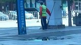 网友看到路边清洁工耍枪弄棍