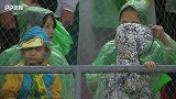国安又一场雨战！四九城球迷热情不减 小球迷可爱雨衣抢镜