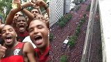 太震撼！解放者杯弗拉门戈夺冠 数万球迷涌入街头庆祝