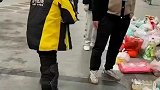 外卖小哥腿部残疾仍艰难送外卖