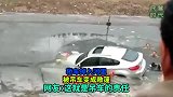 轿车掉入河里，被吊车变成敞篷