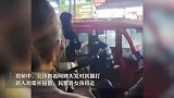 女孩当街抓头发暴打三轮车阿姨，派出所：已经介入处理