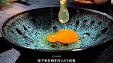 10块钱的虾仁加4个鸡蛋，简单一炒，鲜香滑嫩，营养又好吃
