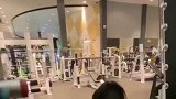 完美腰臀+傲人身材如何练就？健身女郎苦练深蹲太卖力