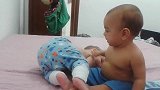 两个宝宝抢衣服，小瘦娃凶悍无比，张开大嘴就要咬，幸好没长牙呢