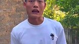 男子挑战生吃活马蜂，结果嘴巴已经肿成香肠嘴