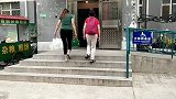 农村婆婆打工回家，看看给孩子带了啥？孩子抱着奶奶高兴的不松手