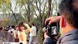 男生带女朋友去公园，大爷大妈争着给女朋友拍照