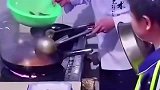 大厨与学徒合作爆炒泥鳅，结果失算了，网友这学徒是自费来的吧